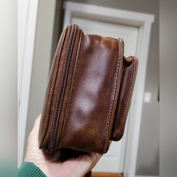 The Stone Crossbody Leather Bag. Unisex. - Picture 11 of 13